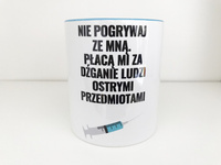 KUBEK "NIE POGRYWAJ ZE MNĄ. PŁACĄ MI ZA DŹGANIE LUDZI OSTRYMI PRZEDMIOTAMI" wersja pomarańczowa